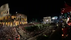 Paus Fransiskus (kanan) memimpin prosesi Jalan Salib saat memperingati Jumat Agung di sekitar bangunan  Colosseum, Roma, Italia, Jumat (19/4). Jalan Salib (Via Crucis) adalah devosi yang telah dipraktikkan oleh umat kristiani selama berabad-abad. (AP Photo/Andrew Medichini)