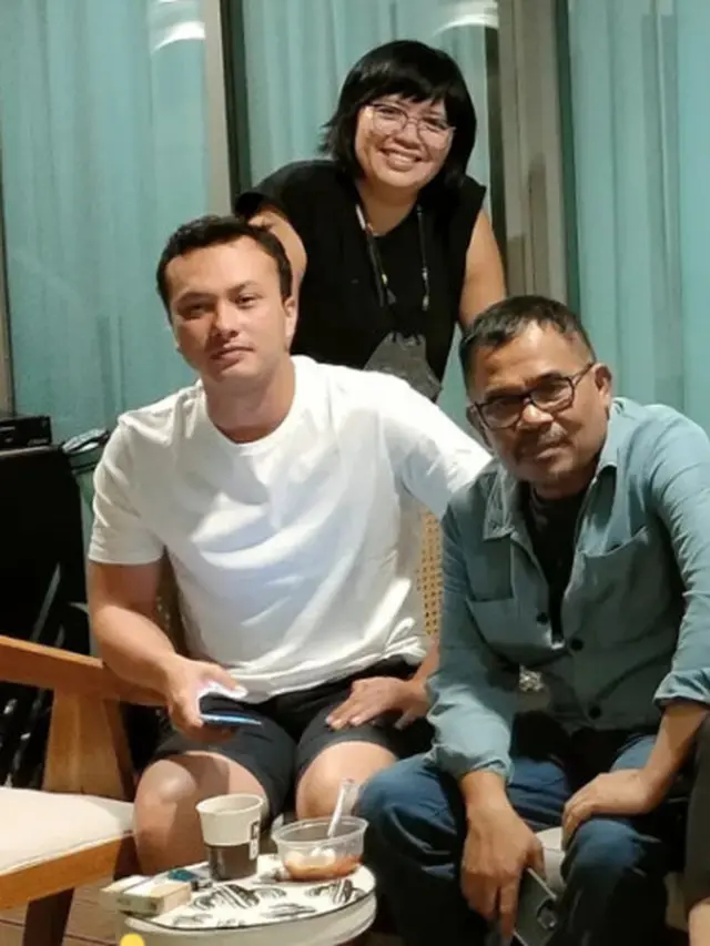 6 Potret Nicholas Saputra ketika Nongkrong, Video Duduk Ngemper Sambil Merokok Viral