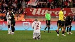 Reaksi para pemain AS Monaco dan PSG setelah berakhirnya laga Liga Prancis 2022/2023 di Louis II Stadium, Monaco (11/2/2023). Jelang menghadapi Bayern Munchen di Liga Champions, Neymar dkk justru baru saja dipermalukan AS Monaco 1-3 dalam laga Liga Prancis. (AFP/Valery Hache)