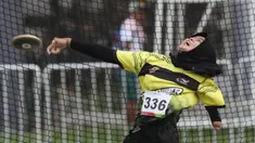 Atlet asal Kalimantan Selatan, Nor Nazwa, melakukan lemparan saat pertandingan final Discua Throw women 46-47 Peparnas XVII di Stadion Sriwedari, Solo, Jawa Tengah, Selasa (8/10/2024). Nor Nazwa mendapatkan