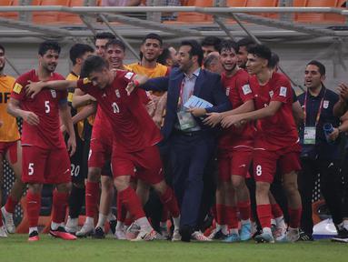 Kejutan besar terjadi pada laga pertama Grup C Piala Dunia U-17 2023 yang mempertemukan juara bertahan, Timnas Brasil U-17 kontra Timnas Iran U-17 di Jakarta International Stadium, Jakarta, Sabtu (11/11/2023) malam WIB. Di luar dugaan, Timnas Brasil U-17 harus kalah 2-3 dari Timnas Iran U-17. Sejatinya, Selecao Muda sempat memimpin dua gol hingga babak pertama usai. Namun Iran sukses melakukan comeback dengan mencetak tiga gol di babak kedua masing-masing melalui Yaqhoob Barajeh, Kasra Taheri dan Esmaeil Gholizadeh. (Bola.com/Ikhwan Yanuar)
