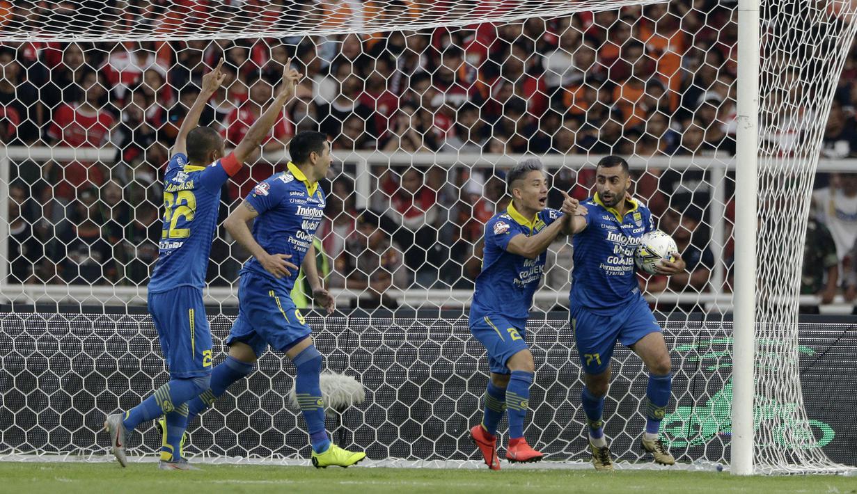 Striker Persib Bandung, Artur Gevonrkyan, merayakan gol yang dicetaknya ke gawang Persija Jakarta pada laga Shopee Liga 1 di SUGBK, Jakarta, Rabu (10/7). Persija bermain imbang 1-1 atas Persib. (Bola.com/Yoppy Renato)