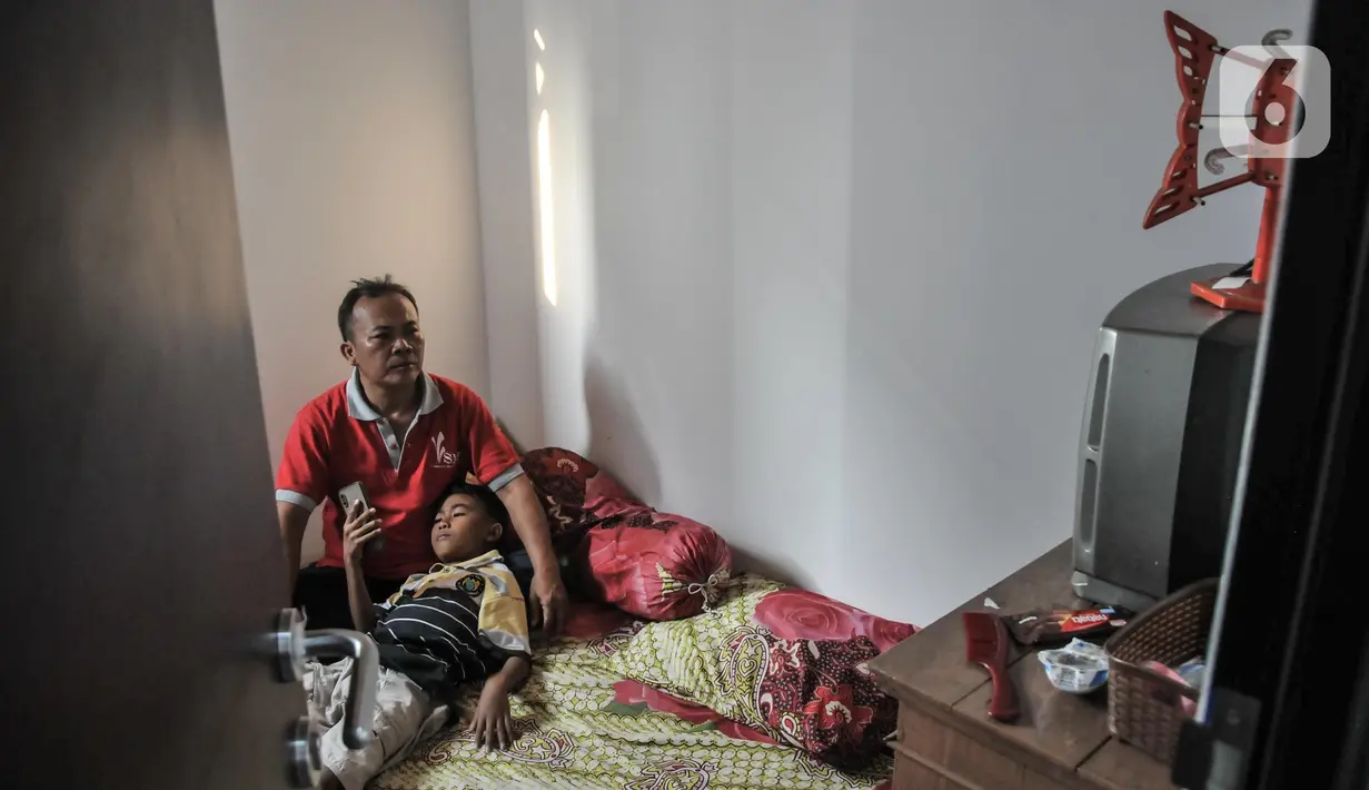 Warga menonton televisi di salah satu unit Kampung Susun Produktif Tumbuh Cakung Eks. Bukit Duri, Jakarta Timur, Kamis (25/8/2022). Gubernur DKI Jakarta Anies Baswedan hari ini meresmikan Kampung Susun Produktif Tumbuh Cakung yang hanya dikhususkan untuk warga eks Bukit Duri yang terkena dampak gusuran program normalisasi Sungai Ciliwung. (merdeka.com/Iqbal S. Nugroho)