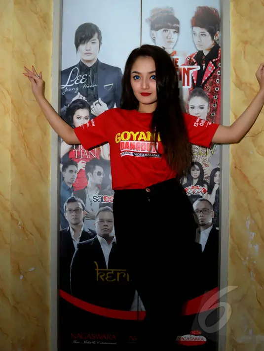Saat ini, pedangdut cantik Siti Badriah mengaku tidak sedang dekat dengan siapapun. Foto diambil di kawasan Menteng, Jakarta pada Rabu (20/5/2015). (Liputan6.com/Faisal R Syam)