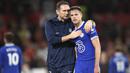 Bek Chelsea, Cesar Azpilicueta (kanan) dihibur pelatih caretaker, Frank Lampard usai dikalahkan Manchester United pada laga Liga Inggris 2022/2023 di Old Trafford Stadium, Manchester (25/5/2023). Cesar Azpilicueta didatangkan Chelsea dari Marseille pada awal musim 2012/2013. Jabatan kapten tim di sandangnya sejak awal musim 2019/2020 menggantikan Gary Cahill. Setelah 11 musim, ia meninggalkan The Blues untuk membela Atletico Madrid mulai musim 2023/2024. (AFP/Oli Scarff)