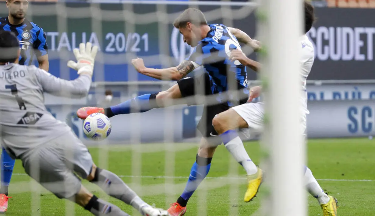 Pemain Inter Milan, Andrea Pinamonti, mencetak gol ke gawang Sampdoria pada laga Liga Italia di Stadion Giuseppe Meazza, Sabtu (8/5/2021). Inter Milan menang dengan skor 5-1. (AP/Luca Bruno)