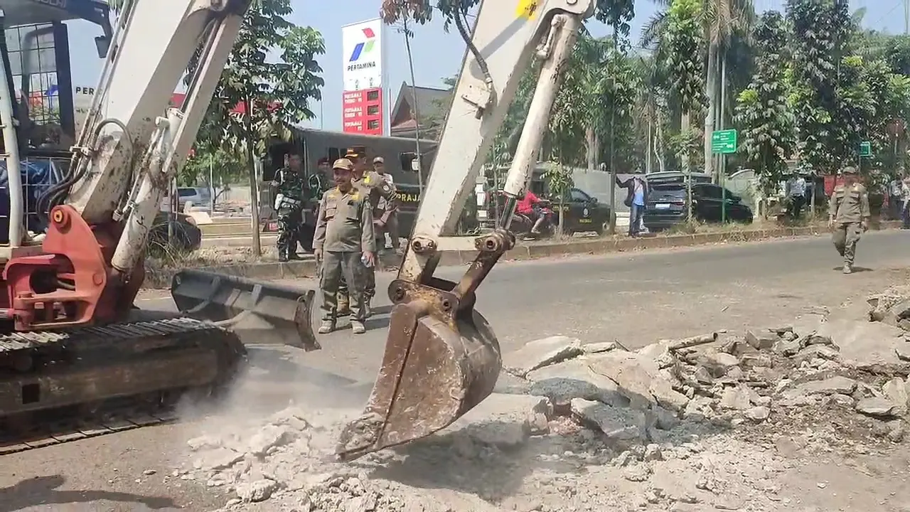 Satpol PP tertibkan bangunan liar di Depok. (Liputan6.com/Dicky Agung Prihanto)