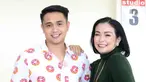 Pasangan selebritis Ajun Perwira dan Jennifer Jill berpose di kawasan Cipinang Cempedak, Jakarta, Selasa (9/8/2022). Istri dari artis Ajun Perwira, Jennifer Jill belum lama ini membagikan potret bahagia karena berhasil menurunkan berat badan hingga 24 kilo selama satu tahun. (Liputan6.com/Herman Zakharia)