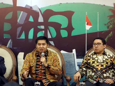 Anggota DPR Fraksi PDIP, Maruarar Sirait (tengah) berbicara saat dialog Dialektika Demokrasi dengan topik 'Makna dari pertemuan Jokowi-Prabowo' di Media Center, Gedung Parlemen Senayan, Jakarta, Selasa (1/11). (Liputan6.com/Johan Tallo)