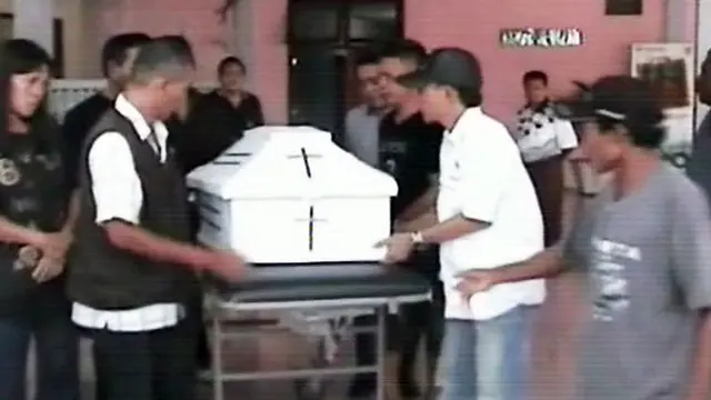 Bayi Kembar Korban Pembunuhan Dimakamkan, Pelaku Histeris