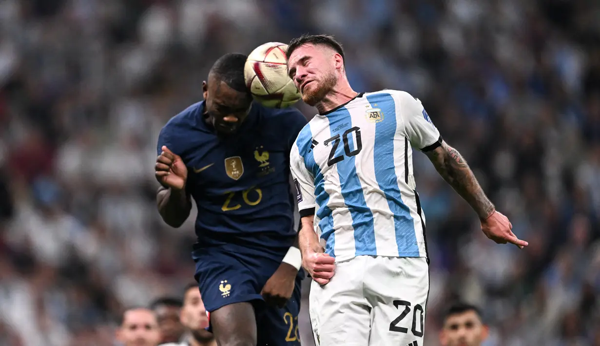 <p>Alexis Mac Allister dikabarkan seleangkah lagi akan resmi memperkuat Liverpool di bursa transfer musim panas 2023. (AFP/Kirill Kudryavtsev)</p>