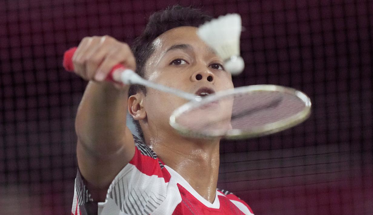 Pebulu tangkis tunggal putra Indonesia, Anthony Sinisuka Ginting gagal menembus final bulu tangkis Olimpiade Tokyo 2020 usai disingkirkan dua gim langsung oleh andalan Cina, Chen Long dalam babak semifinal di Musashino Forest Plaza, Minggu (1/8/2021) siang WIB. (Foto: AP/Dita Alangkara)