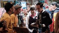 Presiden Joko Widodo membeli sepatu lokal buatan Bandung. (Istimewa)