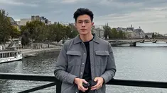 Bagikan momen liburan di Instagram, kolom komentar Emeraldy Rafael ramai ucapan selamat liburan, salah satunya dari sang manajer, Agung Saputra. Selain dikenal sebagai seorang aktor, sahabat Natasha Wilona ini juga dikenal sebagai model. Tak heran jika penampilan stylish Emer saat liburan ini curi perhatian. (Liputan6.com/IG/@emeraldyrafael)