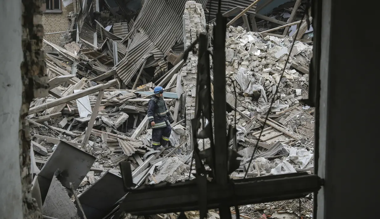 Petugas pemadam kebakaran Ukraina bekerja di bangsal bersalin rumah sakit yang rusak di Vilniansk, wilayah Zaporizhzhia, Rabu (23/11/2022). Sebuah roket Rusia menghantam salah satu rumah sakit di Ukraina timur, menewaskan satu bayi laki-laki yang baru lahir dan seorang dokter terluka parah. (AP Photo/Kateryna Klochko)