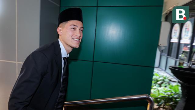Foto: Momen Jay Idzes Resmi Jadi Warga Negara Indonesia, Bawa Sang Kekasih saat Pengambilan Sumpah