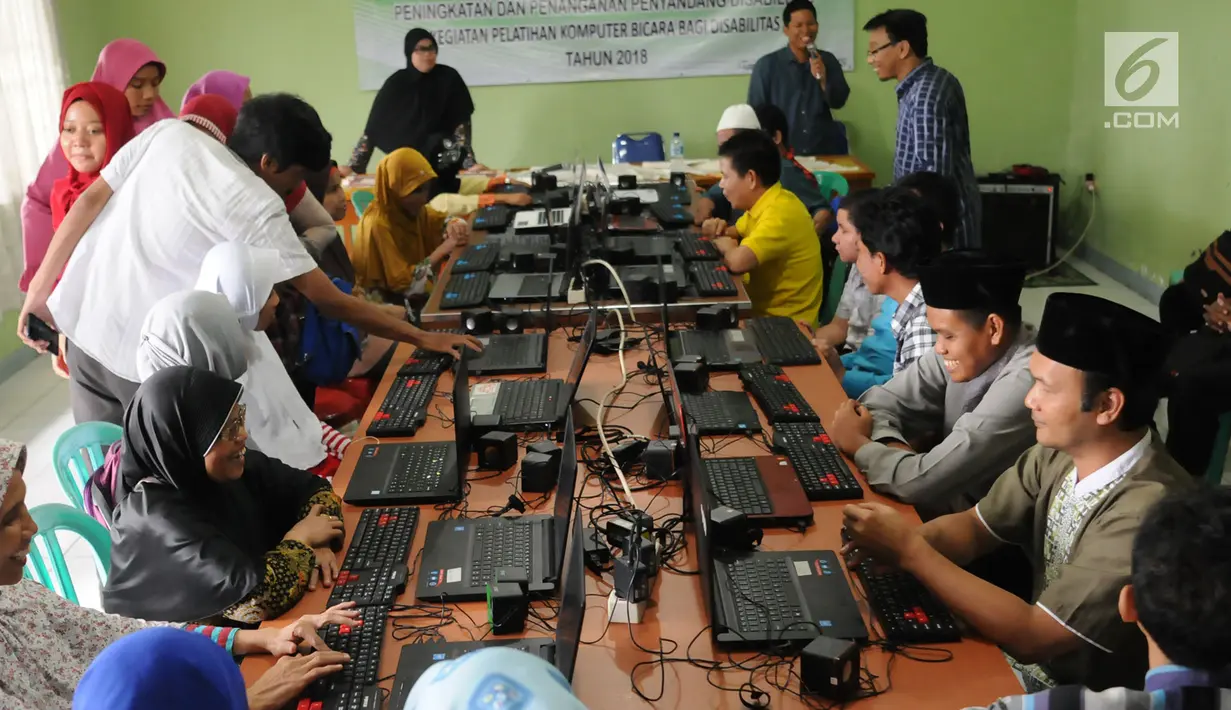 Seorang instruktur mengajarkan penyandang tunanetra belajar mengoperasikan komputer di Makfufin Raudlatul, Serpong, Tangerang Selatan, Banten (3/5). Pelatihan komputer khusus ini digelar oleh Dinas Sosial Kota Tangerang Selatan. (Merdeka.com/Arie Basuki)