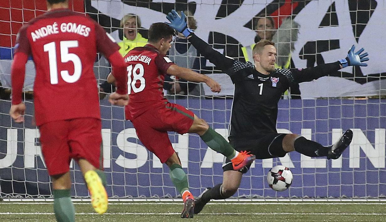 Andre Silva saat mencetak gol ke gawang Kepulauan Faroe pada Kualifikasi Piala Dunia 2018 di Stadion Torsvollur, Torshavn, Selasa (11/10/2016) dini hari WIB. (EPA/Jens Kristian Vang)