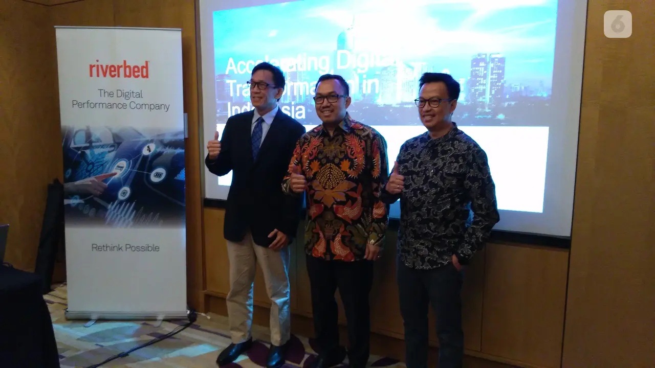 Tri Haryanto, Head of ICT Division, PT Jasa Raharja (tengah) bersama Andri Firtiyan dan Benny Lim dari Riverbed SteelConnect