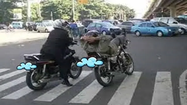 6 Tingkah Pengemudi saat Coba Santai di Kemacetan Ini Kocak