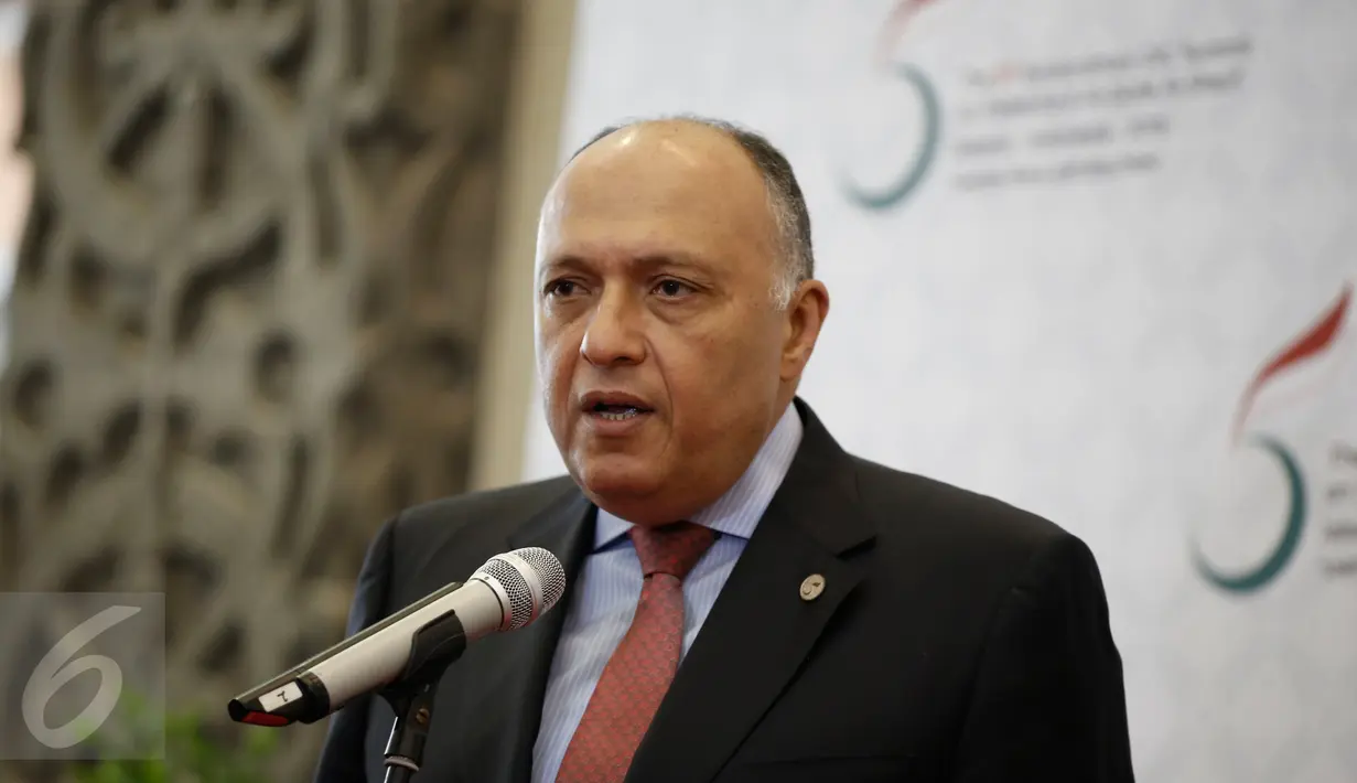 Menlu Mesir, Sameh Soukry memberikan keterangan pers usai melakukan pertemuan bilateral di sela pertemuan KTT Luar Biasa OKI di Jakarta, Minggu (6/2/2016).  Indonesia meminta kemudahan investasi di Mesir. (Liputan6.com/Faizal Fanani)