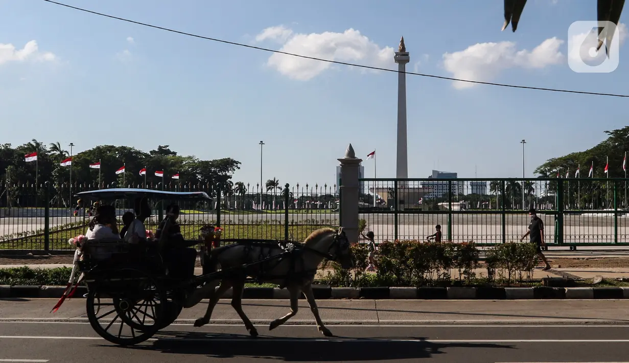 Warga berkeliling dengan delman di kawasan IRTI Monas, Jakarta, Jumat (21/8/2020). Jasa sewa delman untuk warga berkeliling kawasan Monas tersebut bertarif Rp50 ribu hingga Rp100 ribu. (Liputan6.com/Johan Tallo)