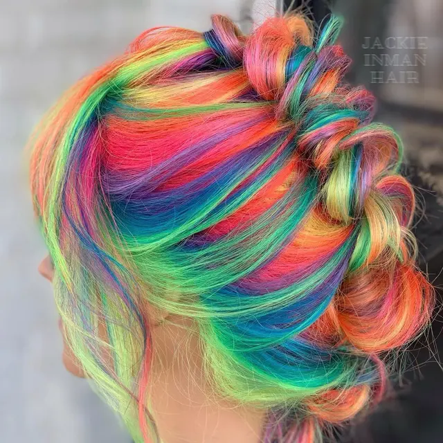 6 Potret Rambut dengan Warna Bak Pelangi Ini Unik, Penampilan Jadi Beda