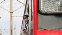 Penumpang berada di rel Kereta rel listrik (KRL) Jabodetabek rute Depok-Jatinegara yang mengalami anjlok di Stasiun Jatinegara, Jakarta Timur, Senin (30/10). Peristiwa itu berdampak keterlambatan perjalanan kereta lainnya. (Liputan6.com/Immanuel Antonius)