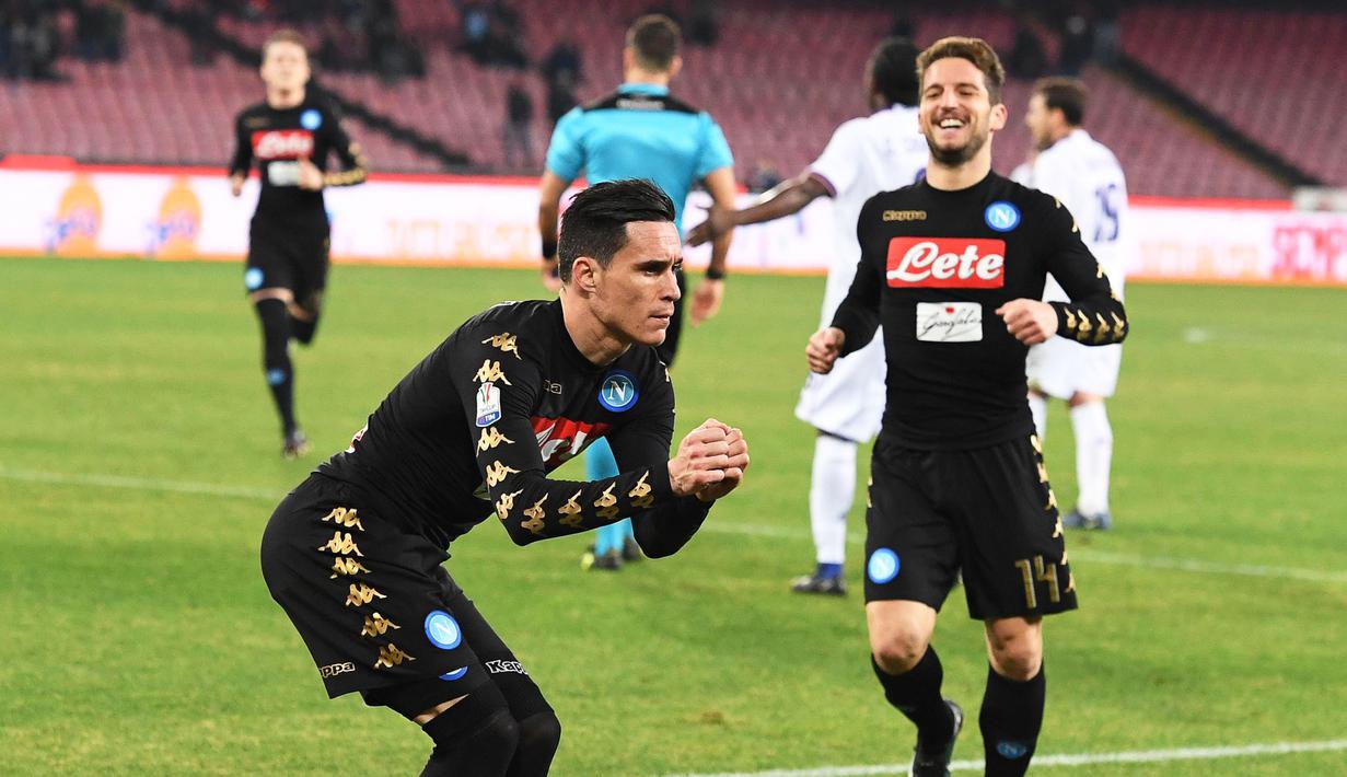 Pemain Napoli, Jose Callejon (kiri) merayakan gol ke gawang Fiorentina pada laga perempat final Coppa Italia di San Paolo stadium, Naples, (24/1/2017).  (EPA/Ciro Fusco)