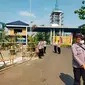 Polisi berjaga di depan pintu masuk Ponpes Al-Zaytun yang sedang digeledah Bareskrim Polri. Foto (Liputan6.com / Pradesta Bagus)