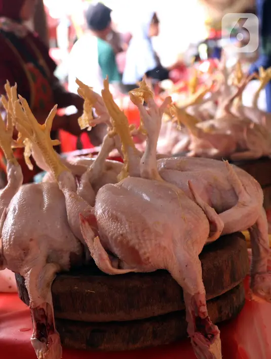 Ayam potong dijual di Pasar Kebayoran Lama, Jakarta, Rabu (14/4/2021). Memasuki bulan Ramadan, harga daging ayam alami kenaikan dari Rp 39 ribu menjadi Rp 45 ribu per kilogram. (Liputan6.com/Angga Yuniar)