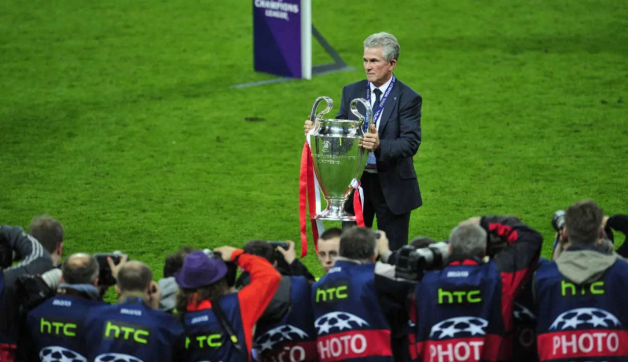 Jupp Heynckes. Pelatih asal Jerman yang kini beusia 77 tahun dan terakhir membesut Bayern Munchen pada musim 2017/2018 ini mampu membawa Real Madrid dan Bayern Munchen berlaga di final Liga Champions. Bersama Real Madrid ia melakukannya satu kali pada musim 1997/1998 dan sukses meraih gelar usai mengalahkan Juventus 1-0. Sementara Bayern Munchen dibawanya 2 kali ke final, musim 2011/2012 dan 2012/2013. Hanya musim 2012/2013 Munchen dibawanya juara usai mengalahkan Borussia Dortmund 2-1. Sementara di musim 2011/2012 Munchen ditaklukkan Chelsea di final lewat adu penalti. (AFP/Glyn Kirk)