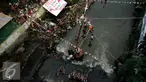 Sejumlah warga memadati bantaran Kali Code untuk menyaksikan lomba panjat pinang, Yogyakarta, Selasa (9/8). Lomba diselenggarakan untuk menyambut HUT RI ke-71. (Liputan6.com/Boy Harjanto)