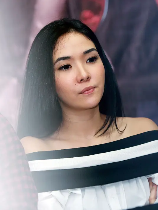 Ibu satu anak ini lebih waspada dalam beraktivitas mengetahui adanya korban jiwa serta beberapa korban luka karena tragedi bom yang terjadi di pos polisi Sarinah tersebut. Karena kita tak pernah tahu yang terjadi di luar, (Deki Prayoga/Bintang.com)