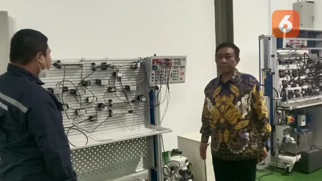 Kepala BPSDMI Kemenperin, Arus Gunawan, Di Kampus Politeknik Industri Kimia Banten. (Selasa, 18/10/2022). (Yandhi Deslatama/Liputan6.com).