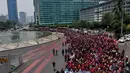 Para demonstran terlihat mengenakan atribut serba merah, Jakarta, (8/10/14). (Liputan6.com/Johan Tallo) 
