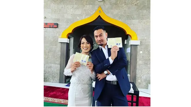 6 Potret Mudjie Massaid dan Istri DJ Lucyana, Kompak dengan Keluarga Besar