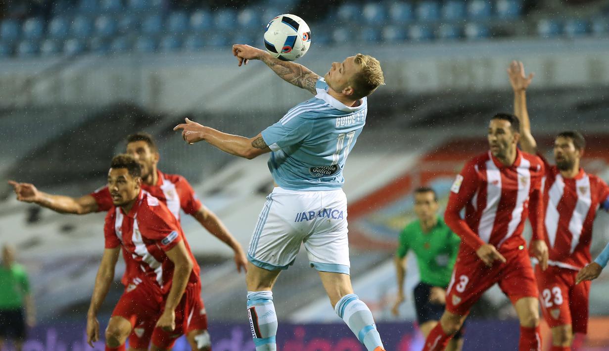 Striker Celta Vigo, John Guidetti, mengontrol bola di depan gawang Sevilla dalam leg kedua semifinal Copa del rey di Stadion Balaidos, Vigo, Spanyol, Jumat (12/2/2016) dinihari WIB. (AFP/Cesar Manso)