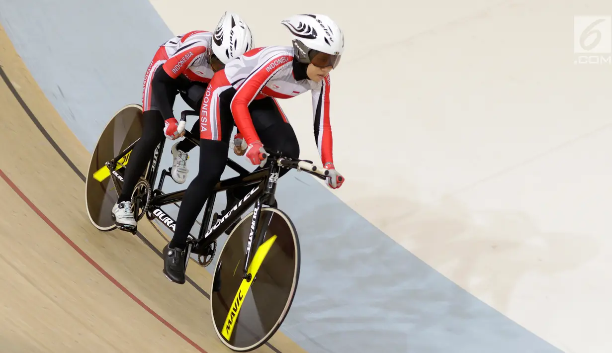 Pesepeda Indonesia Ni'mal Magfiroh dan Sri Sugiyanti memacu kecepatan pada nomor 3.000 meter persuit individu B saat Asian Track Championship 2019 di Veledrome, Jakarta, Jumat (11/1). Pasangan ini berhasil meraih perak. (Bola.com/Yoppy Renato)