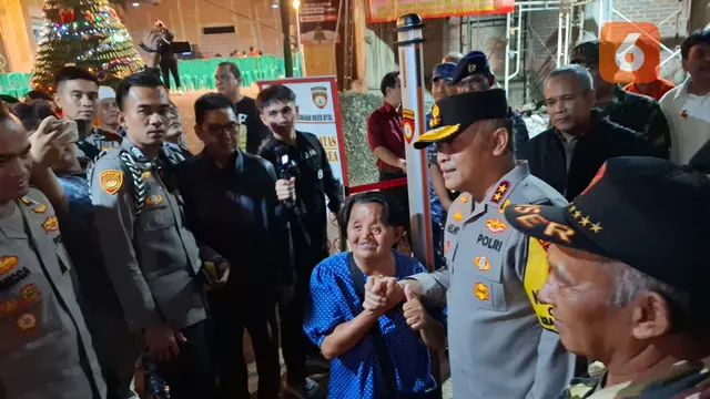 Kapolda Lampung, Irjen Pol. Helmy Santika saat menyapa jemaat Gereja Katedral Kristus Raja di Tanjung Karang, Bandar Lampung.  Foto : (Liputan6.com/Ardi).