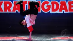 Salah satu aksi peserta Final Battle Kratingdaeng Power Dance di Jakarta, Sabtu (1/10/2014). (Liputan6.com/Helmi Fithriansyah)