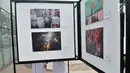 Siswa SD Negeri Menteng 01 mengamati karya foto yang dipamerkan dalam pameran fotografi Rekam Jakarta di Taman Menteng, Kamis (29/8/2019). Kegiatan tersebut dalam rangka edukasi bagi siswa mengenal profesi foto jurnalistik. (merdeka.com/Iqbal S Nugroho)