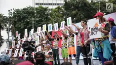 Aksi flashmob saat kegiatan Millenial Road Safety Festival’ di Bundaran HI, Jakarta Pusat, Minggu (20/1). Kegiatan Millennial Road Safety Festival tersebut merupakan kampanye keselamatan berlalu lintas. (Liputan6.com/Faizal Fanani)