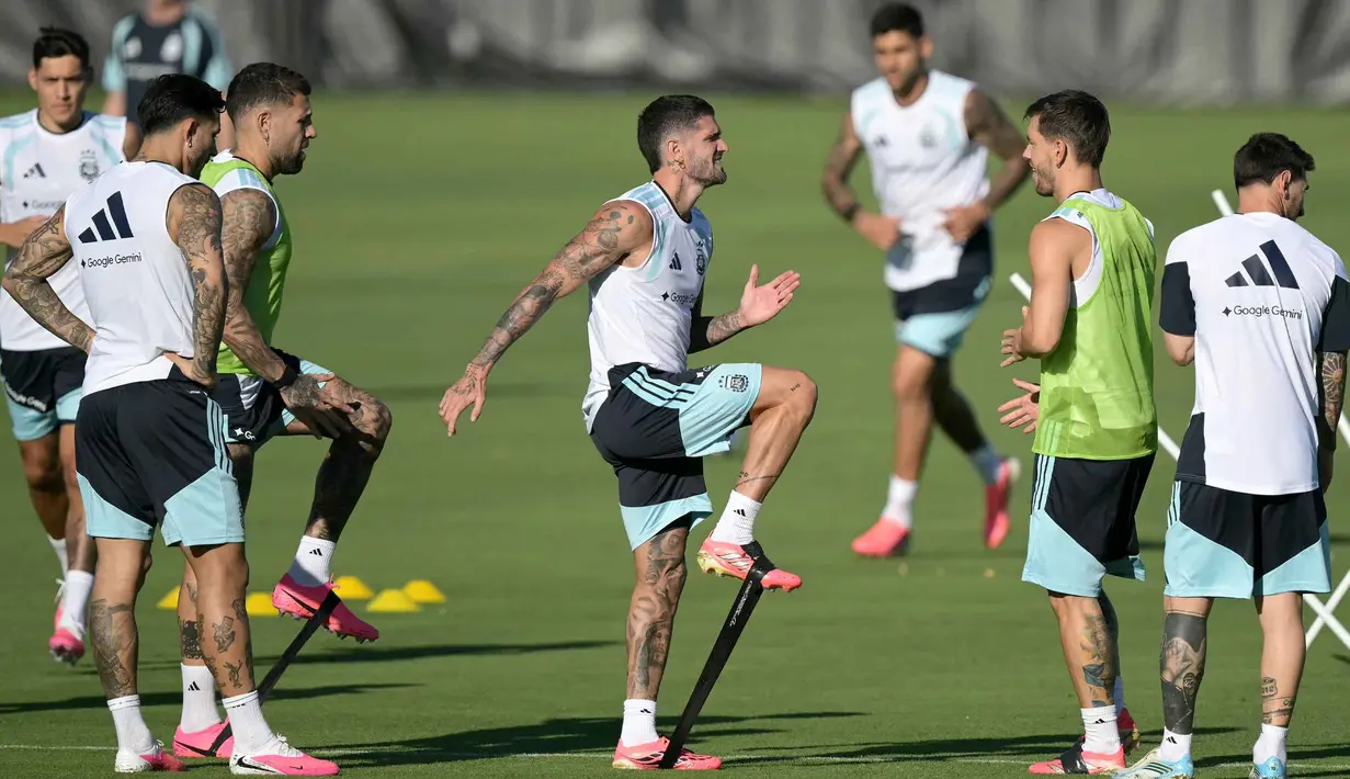 Gelandang Timnas Argentina, Rodrigo De Paul (tengah) saat mengikuti sesi latihan untuk turnamen sepak bola Piala Dunia 2026 di Pusat Pelatihan Sporting KC, Kansas City pada Kamis 11 Juni 2026. (JUAN MABROMATA/AFP)