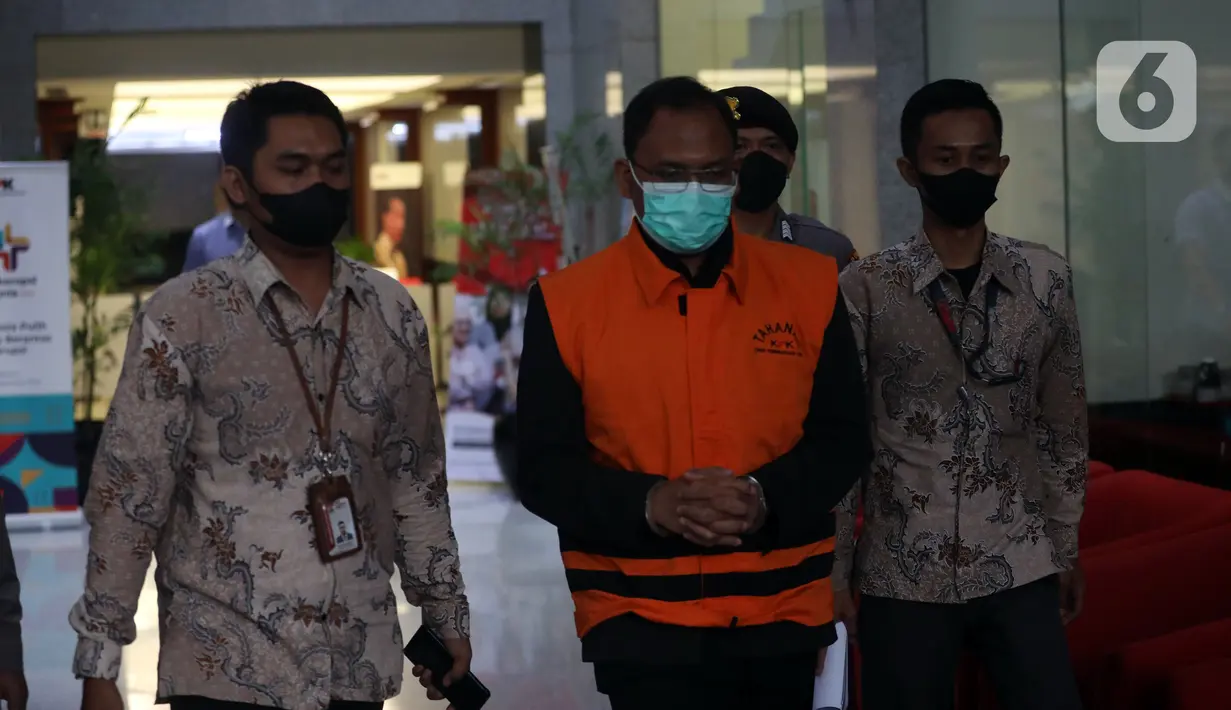 Tersangka Edy Wibowo yang merupakan Hakim Yustisial/Panitera Pengganti Mahkamah Agung (MA) dikawal petugas untuk dilakukan penahanan di Gedung Komisi Pemberantasan Korupsi (KPK), Rasuna Said, Jakarta, Senin (19/12/2022). KPK kembali menetapkan tersangka baru Edy Wibowo dalam kasus suap pengurusan perkara di MA menyusul 13 orang tersangka termasuk dua hakim agung Sudrajad Dimyati dan Gazalba Saleh. (Liputan6.com/Johan Tallo)