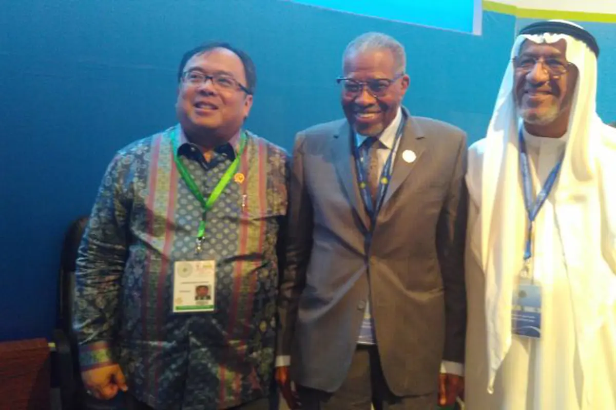 Menteri Keuangan Bambang Brodjonegoro (kiri) bersama Presiden IDB Grup Ahmad Mohamed Ali (tengah). 