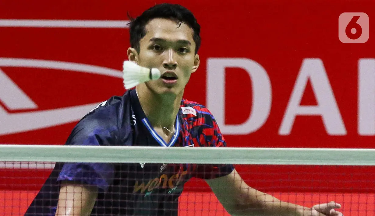 Pebulu tangkis tunggal putra Indonesia, Jonatan Christie saat berhadapan dengan Su Li Yang (Taiwan) pada babak 32 besar Daihatsu Indonesia Master 2025 di Istora Senayan, Jakarta, Rabu (22/1/2025). (Liputan6.com/Herman Zakharia)