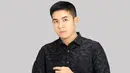 Gunakan kemeja motif berwarna hitam, gaya penampilan Jerome Polin ini pun curi perhatian netizen. Pria yang kini tengah menetap di Jepang karena studinya tampil menawan dengan busana hitamnya. (Liputan6.com/IG/@jeromepolin)