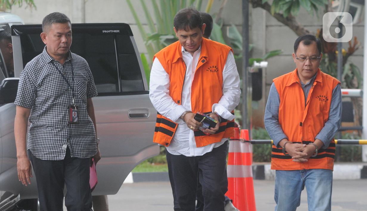 Mantan Direktur Pemasaran PTPN III (Persero) sekaligus Komisaris Utama PT KPBN, I Kadek Kertha Laksana dan Kepala Dinas PUPR Bengkayang nonaktif, Aleksius berjalan memasuki Gedung KPK, Selasa (31/12/2019). Keduanya mendatangi KPK untuk menandatangani berkas pemeriksaan P21. (merdeka.com/Dwi Narwoko)