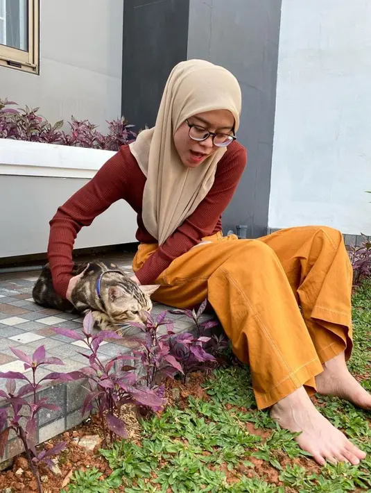 Potret gemas Lesti bersama seekor kucing. Menurut dugaan kasus KDRT yang dilaporkan penyanyi bernama asli Lestiani ini, Billar terancam hukuman maksimal 15 tahun penjara. (Instagram/@lestykejora)